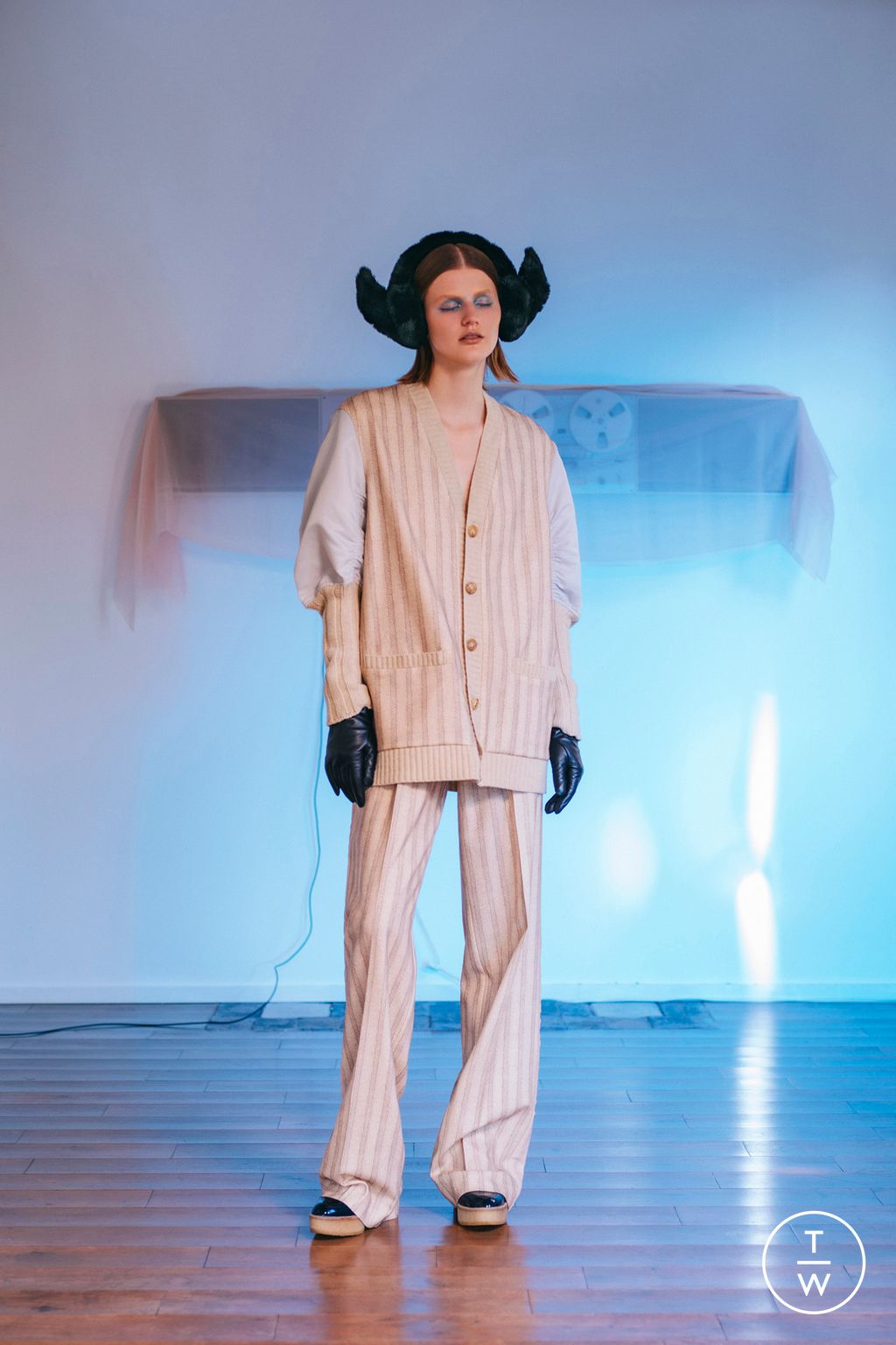 Fashion Week Paris Pre-Fall 2023 look 4 from the Undercover collection womenswear