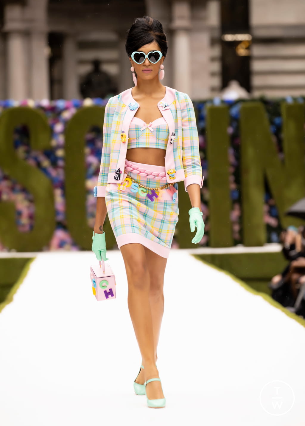Fashion Week New York Spring/Summer 2022 look 4 de la collection Moschino womenswear