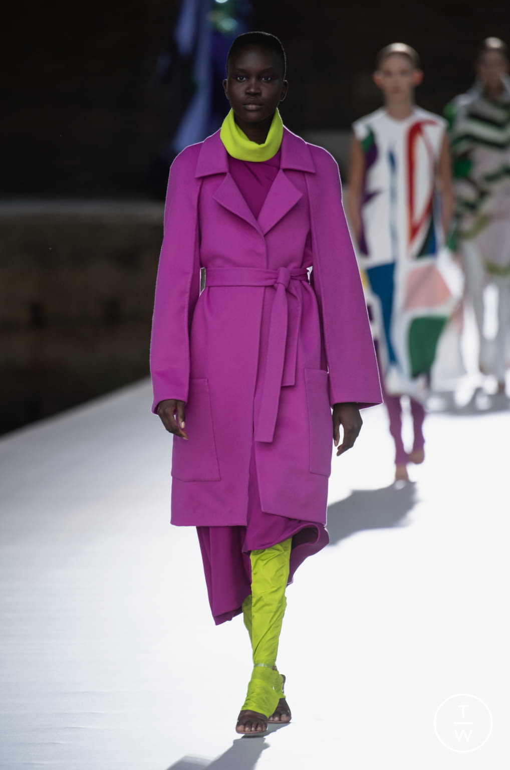 Fashion Week Paris Fall/Winter 2021 look 4 from the Valentino collection 高级定制