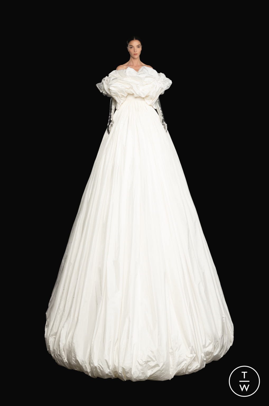 Fashion Week Paris Fall/Winter 2020 look 4 from the Valentino collection couture