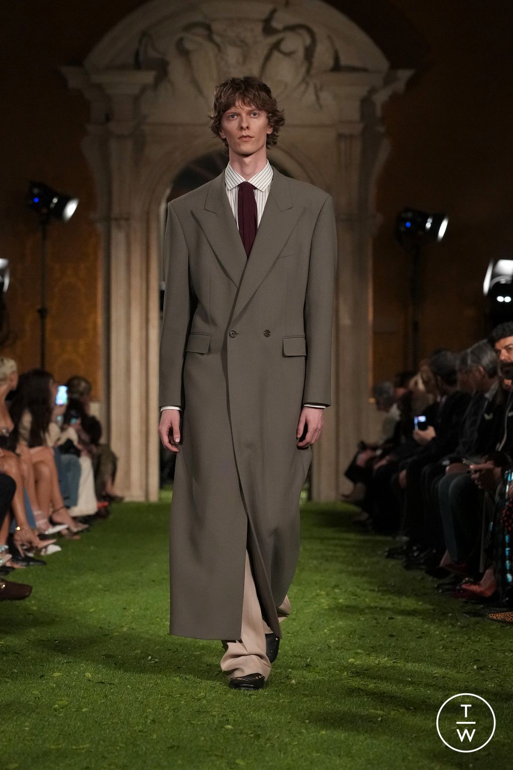 Fashion Week Paris Fall/Winter 2026 look 4 from the Valentino collection 女装