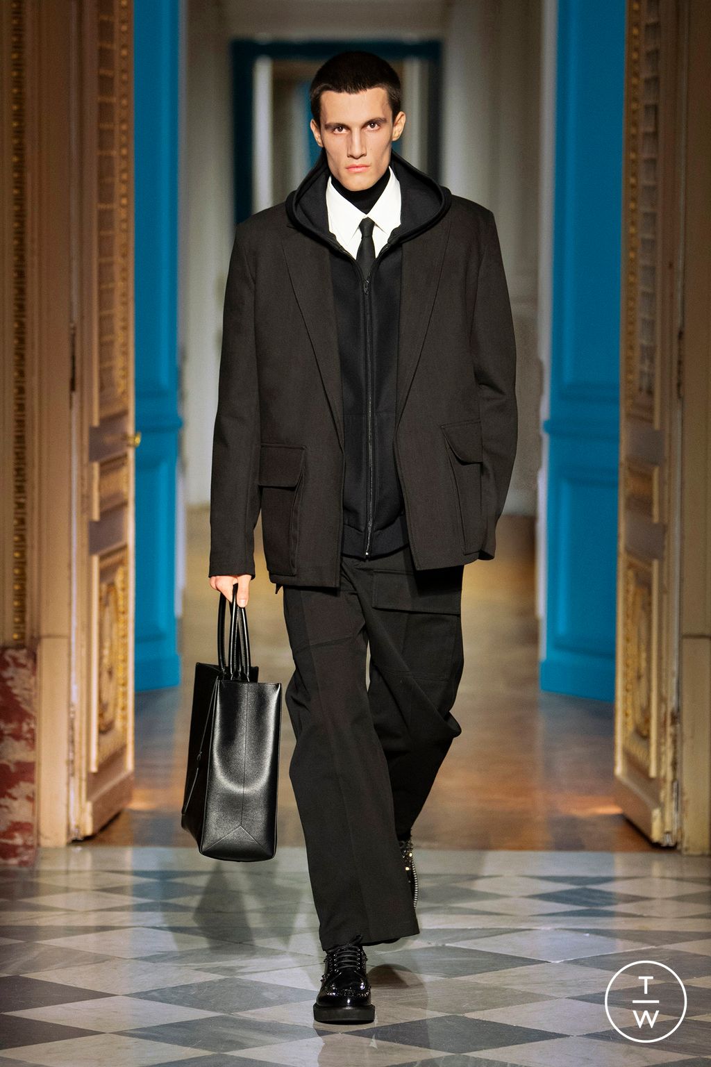 Fashion Week Paris Fall/Winter 2024 look 4 from the Valentino collection 男装