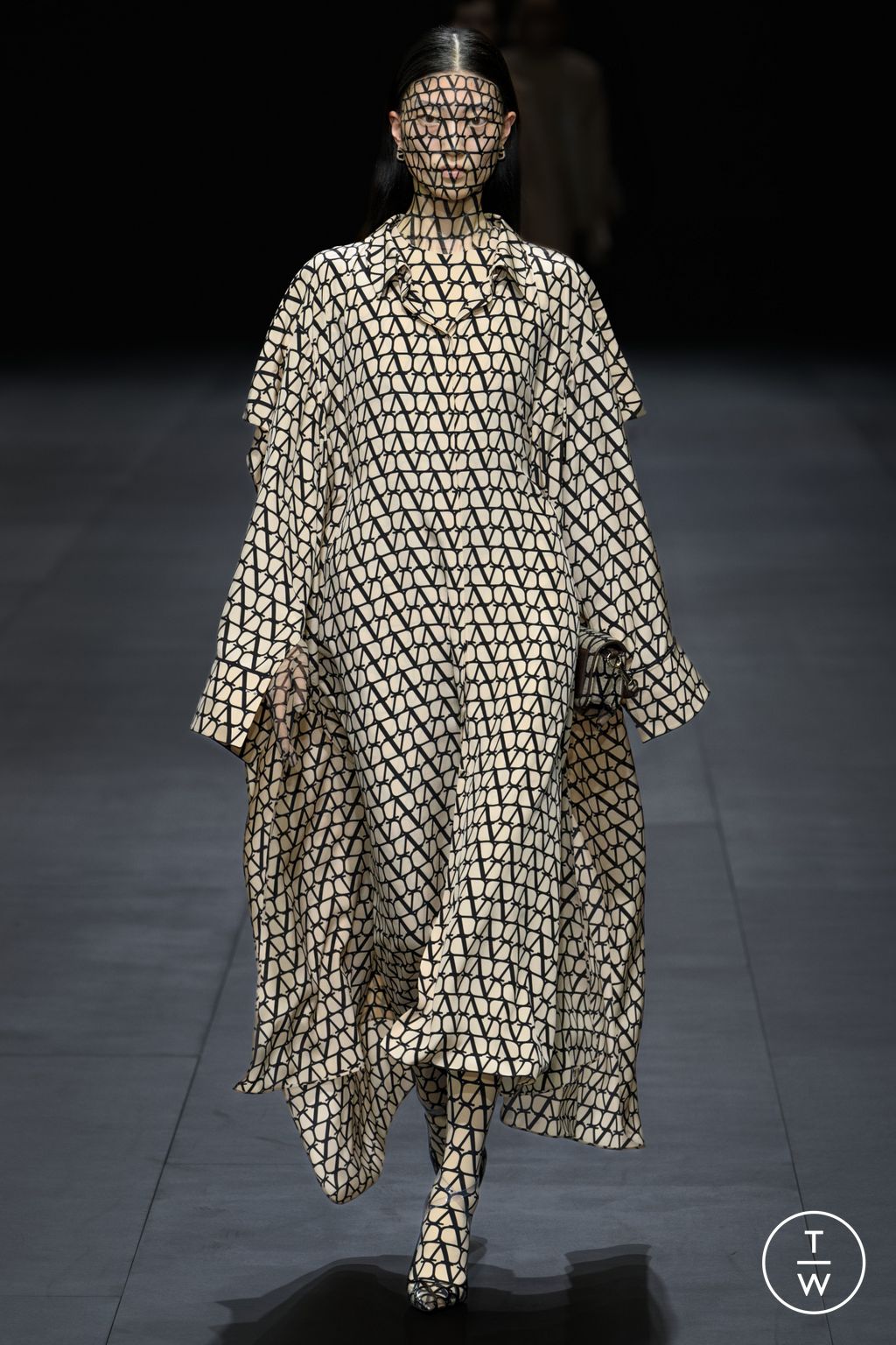 Fashion Week Paris Spring/Summer 2023 look 4 from the Valentino collection 女装
