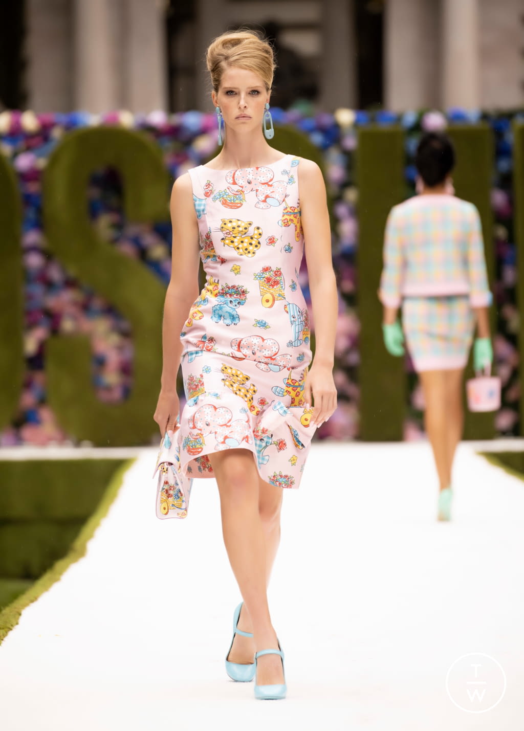 Fashion Week New York Spring/Summer 2022 look 5 de la collection Moschino womenswear