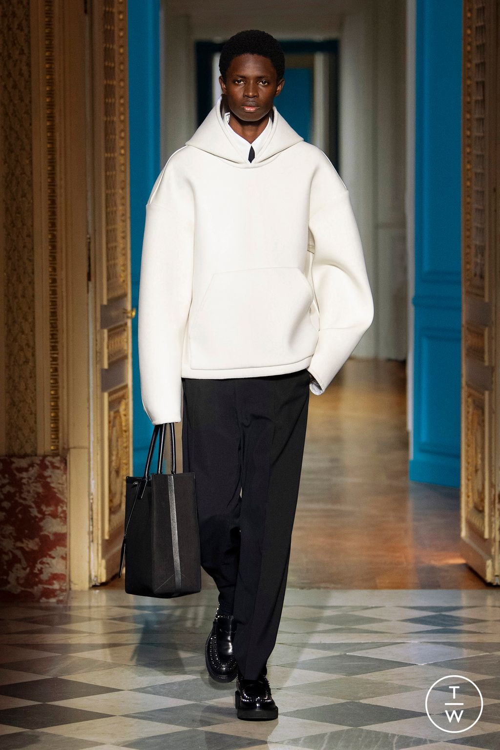 Fashion Week Paris Fall/Winter 2024 look 5 de la collection Valentino menswear
