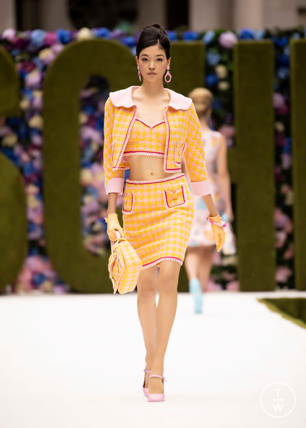 Fashion Week New York Spring/Summer 2022 look 6 de la collection Moschino womenswear