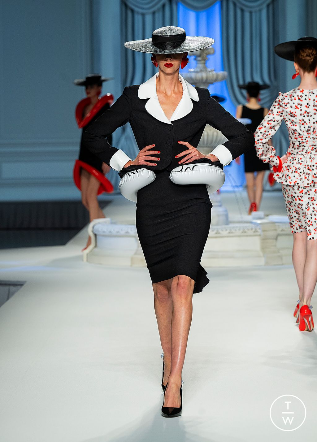 Fashion Week Milan Spring/Summer 2023 look 6 de la collection Moschino womenswear