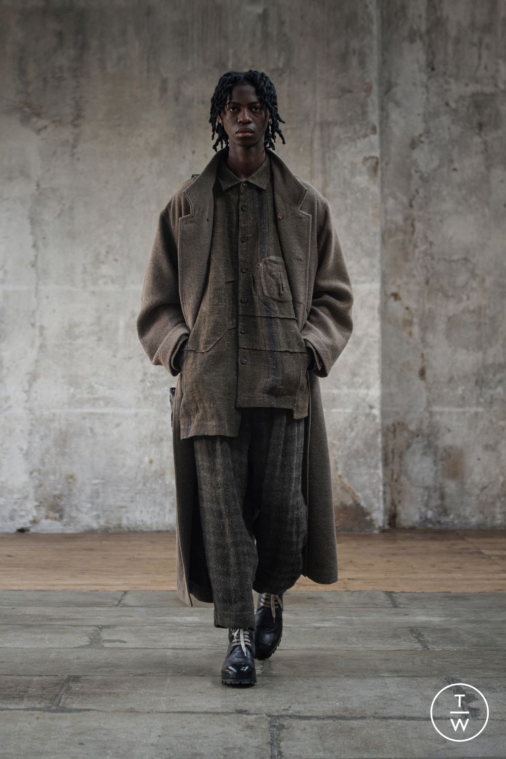 Fashion Week Paris Fall/Winter 2023 look 6 from the Ziggy Chen collection menswear