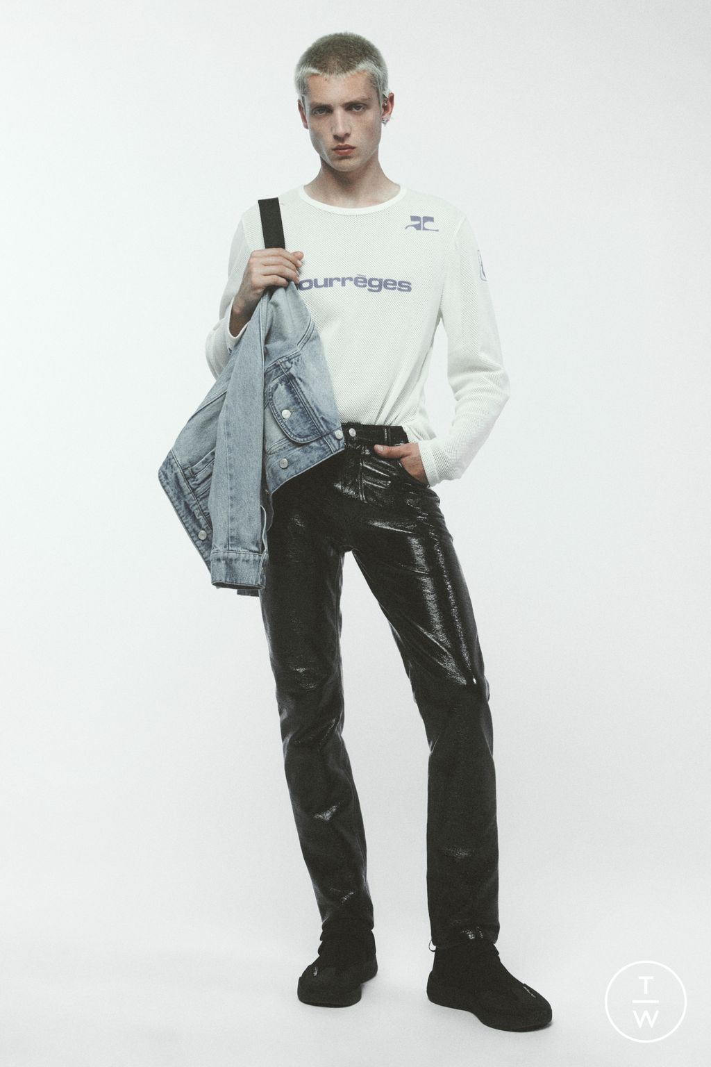 Fashion Week Paris Spring/Summer 2023 look 6 from the Courrèges collection 男装