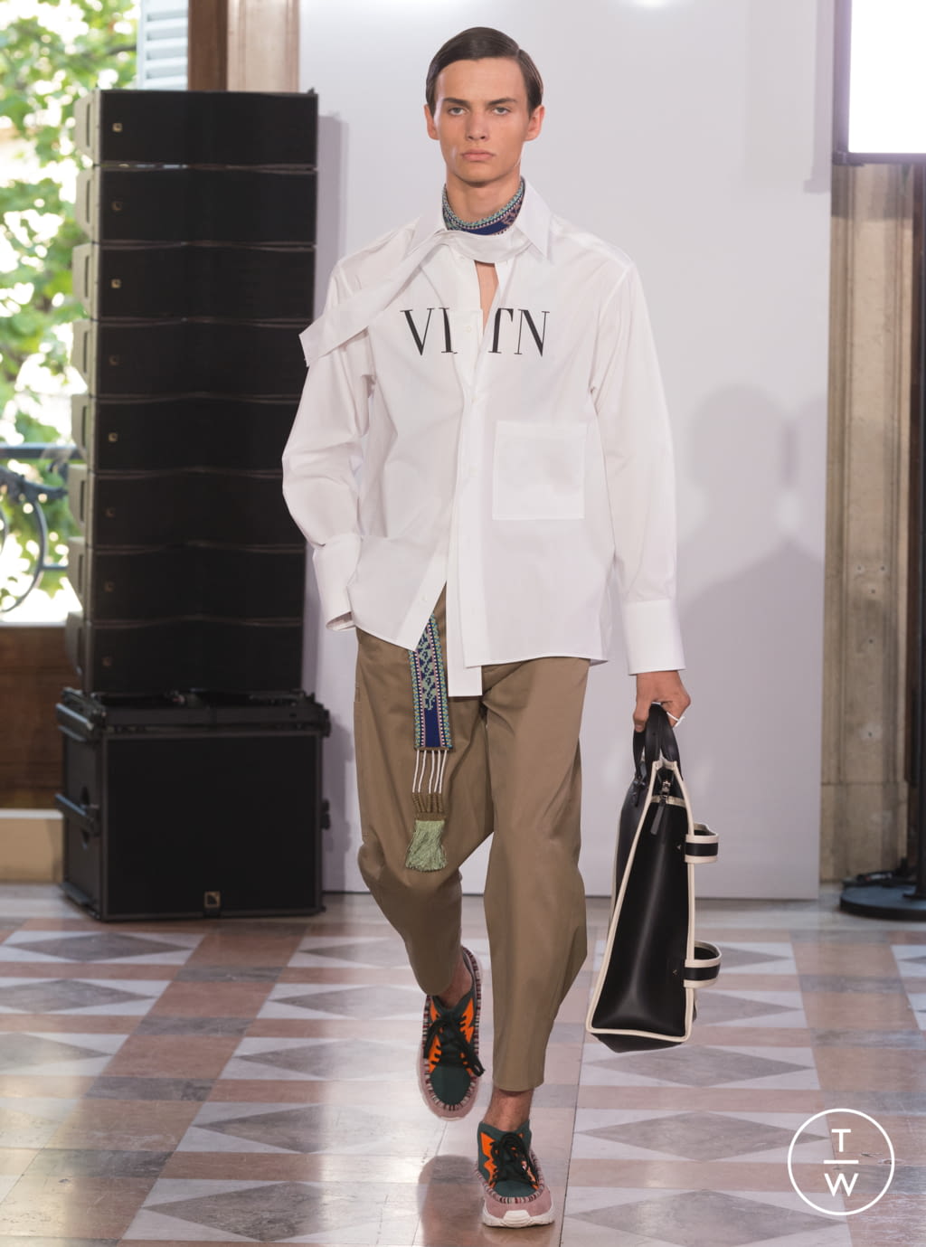 Fashion Week Paris Spring/Summer 2018 look 6 from the Valentino collection menswear