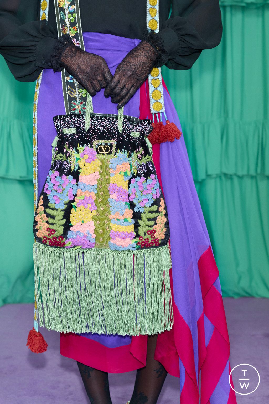 Fashion Week Paris Pre-Fall 2025 look 12 de la collection Valentino womenswear