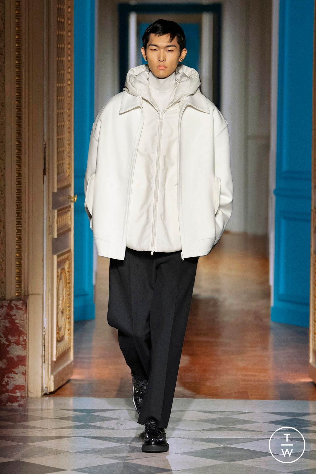 Fashion Week Paris Fall/Winter 2024 look 6 from the Valentino collection menswear