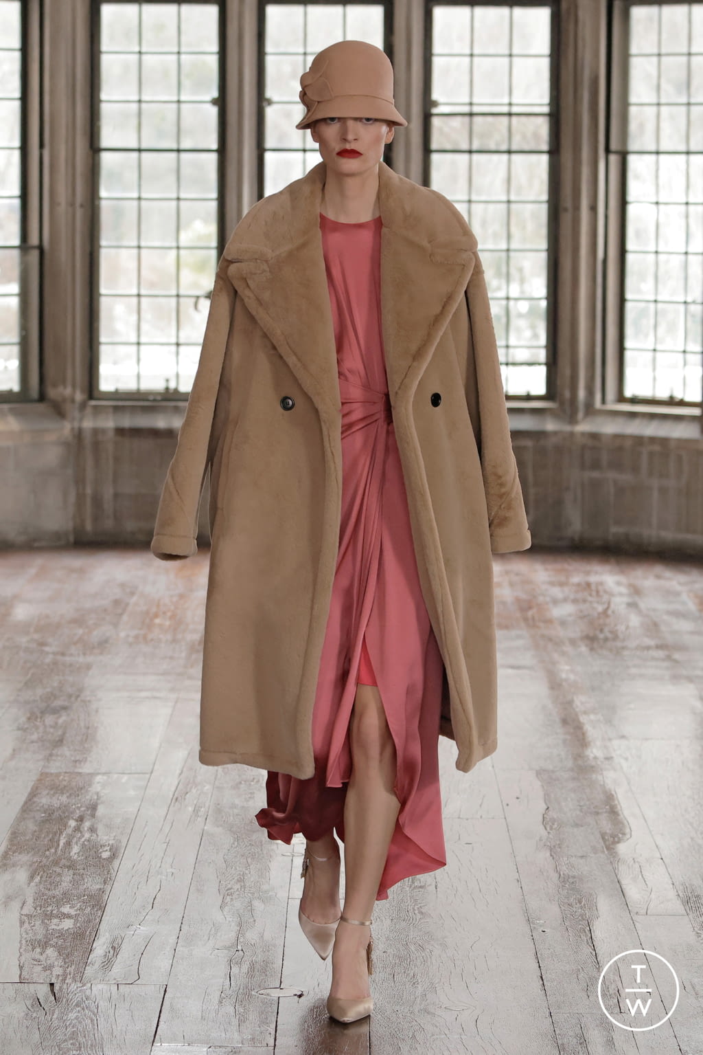 Fashion Week New York Fall/Winter 2022 look 7 from the Badgley Mischka collection womenswear