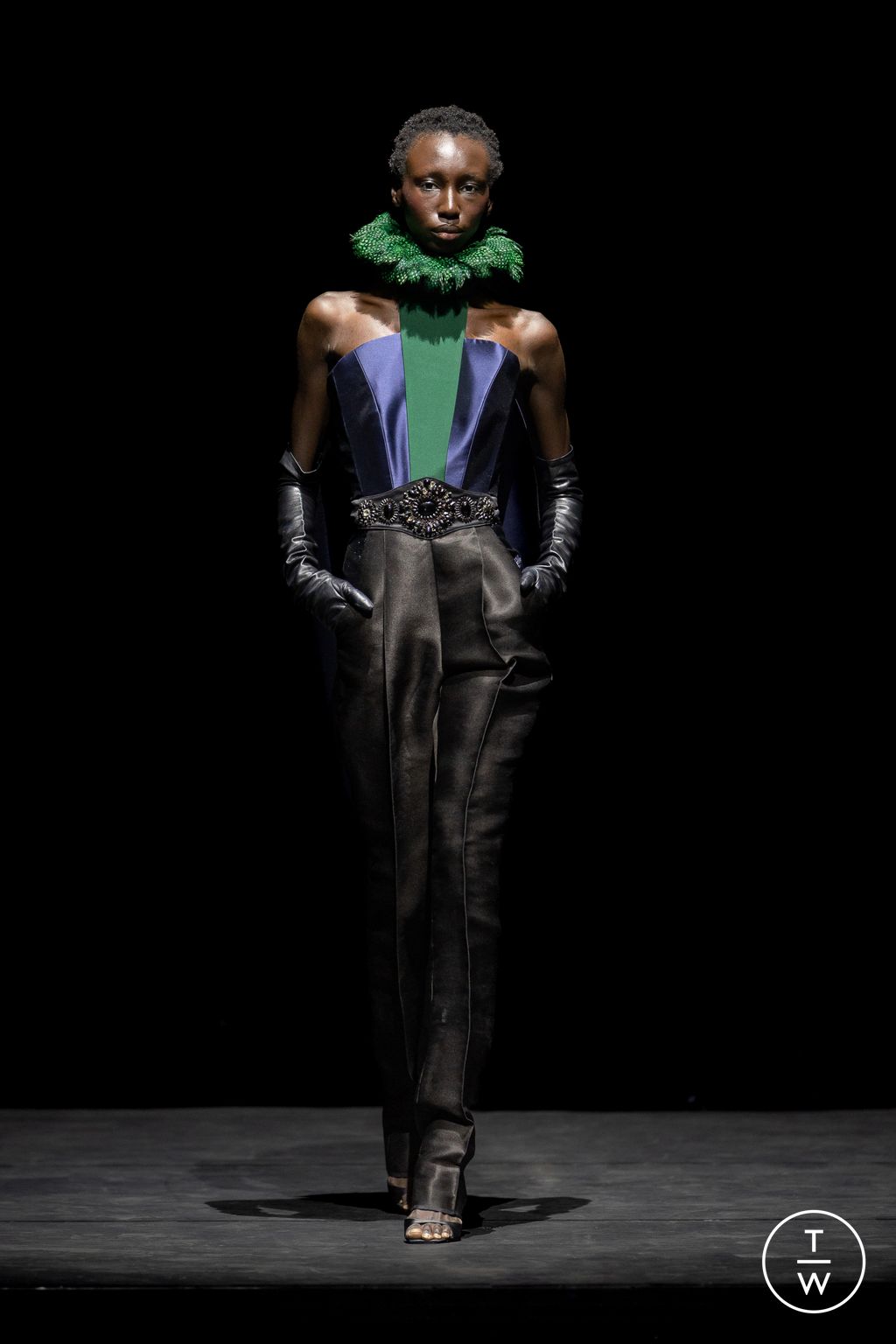 Fashion Week Paris Fall/Winter 2025 look 7 from the Ronald Van Der Kemp collection 高级定制