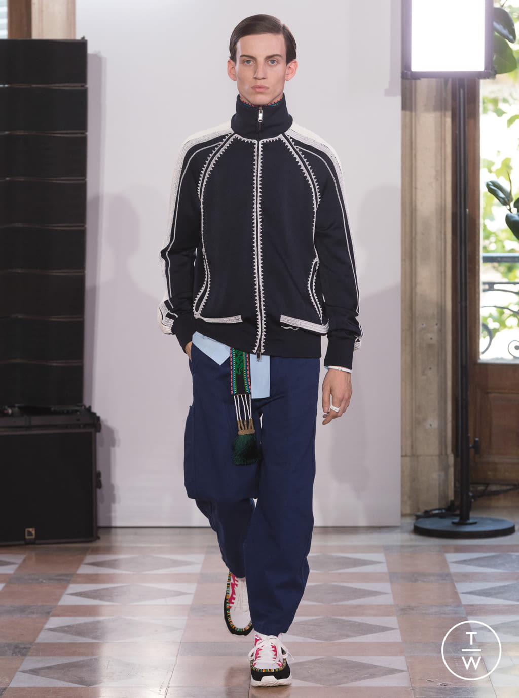Fashion Week Paris Spring/Summer 2018 look 7 from the Valentino collection 男装