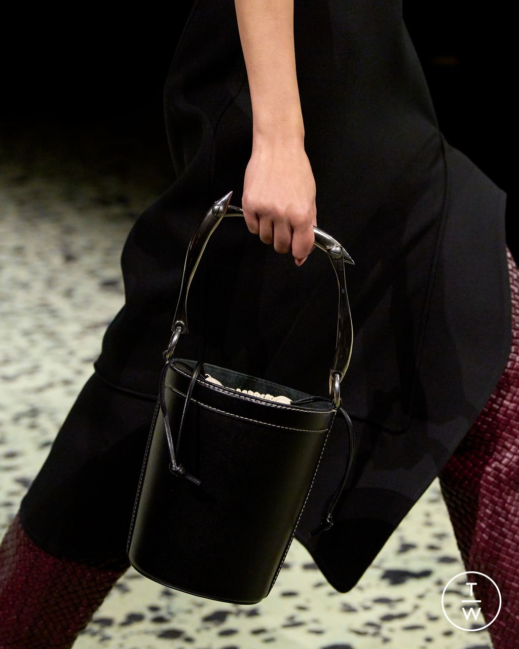 Fashion Week Milan Fall/Winter 2023 look 15 from the Bottega Veneta collection 女装配饰