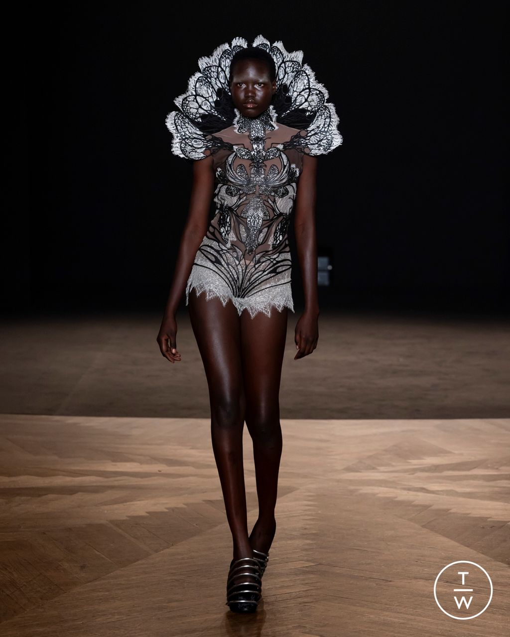 Fashion Week Paris Fall/Winter 2025 look 7 de la collection Iris Van Herpen couture