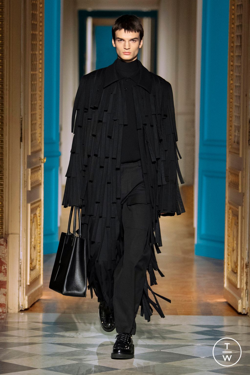 Fashion Week Paris Fall/Winter 2024 look 7 from the Valentino collection menswear