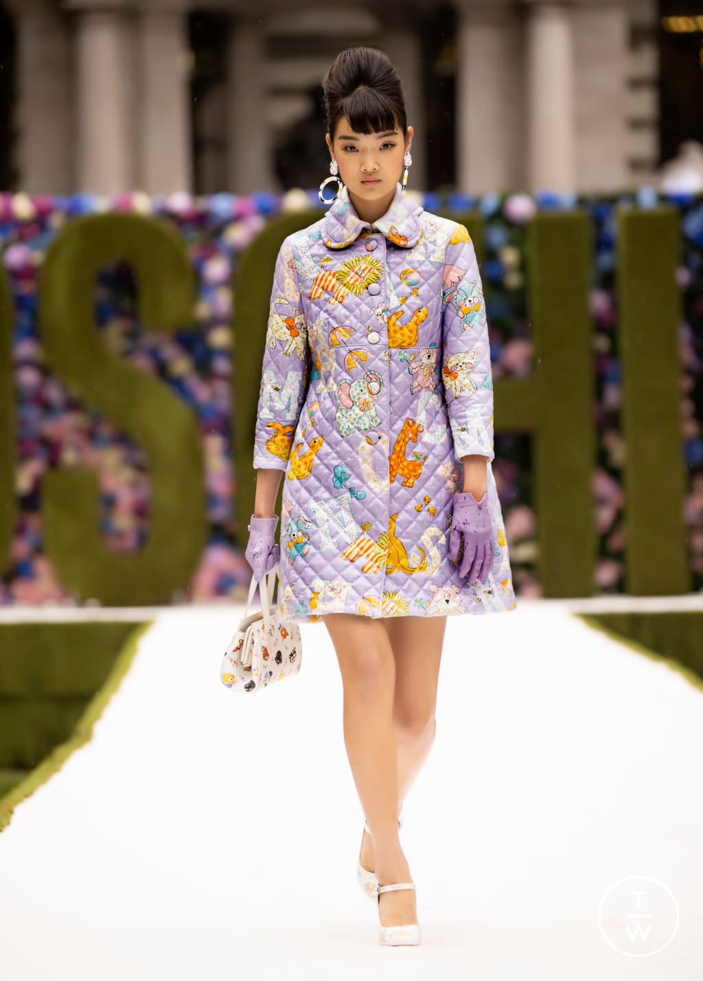 Fashion Week New York Spring/Summer 2022 look 8 de la collection Moschino womenswear