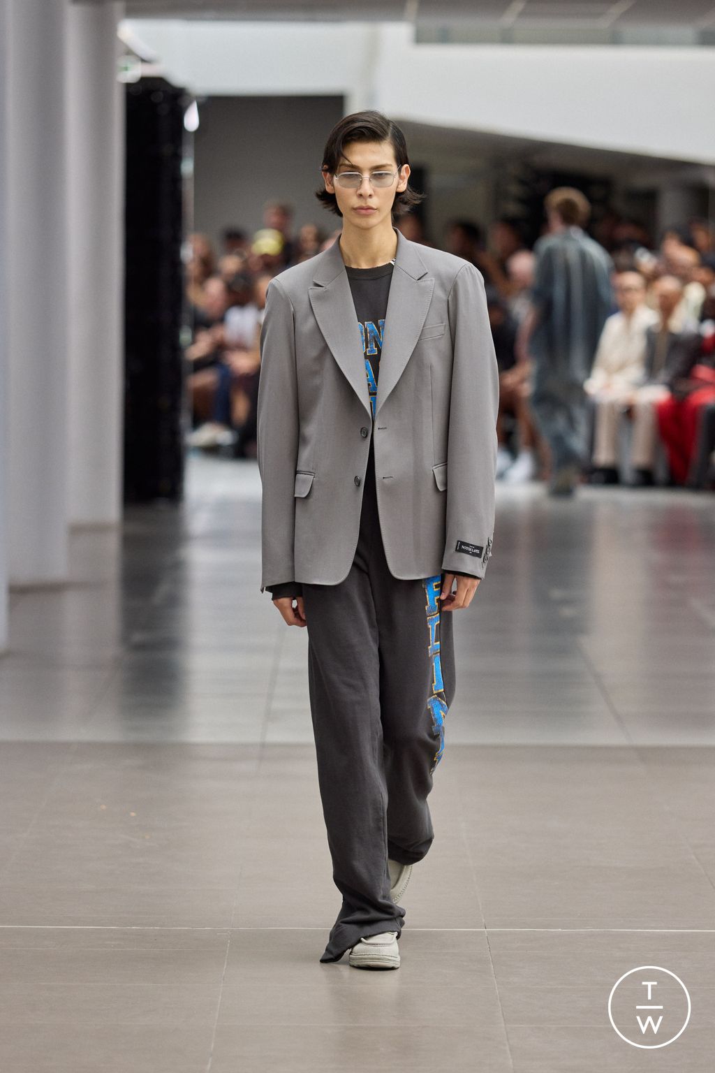 Fashion Week Paris Spring/Summer 2026 look 8 de la collection Maison Mihara Yasuhiro menswear