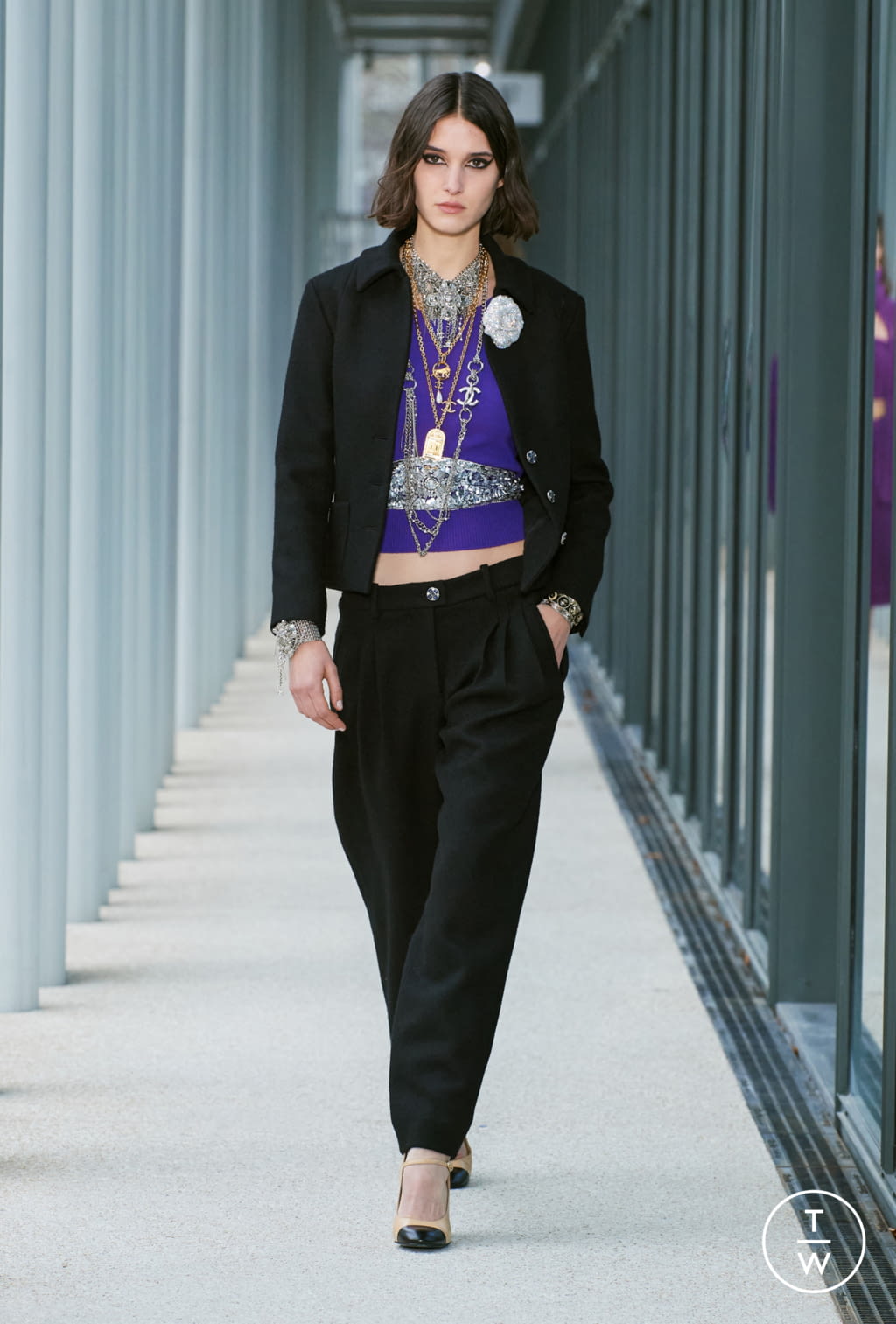 Fashion Week Paris Pre-Fall 2022 look 8 from the Chanel Métiers d'Art collection womenswear