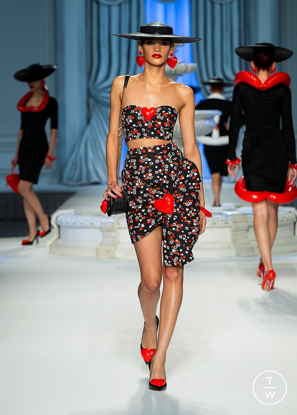 Fashion Week Milan Spring/Summer 2023 look 8 de la collection Moschino womenswear