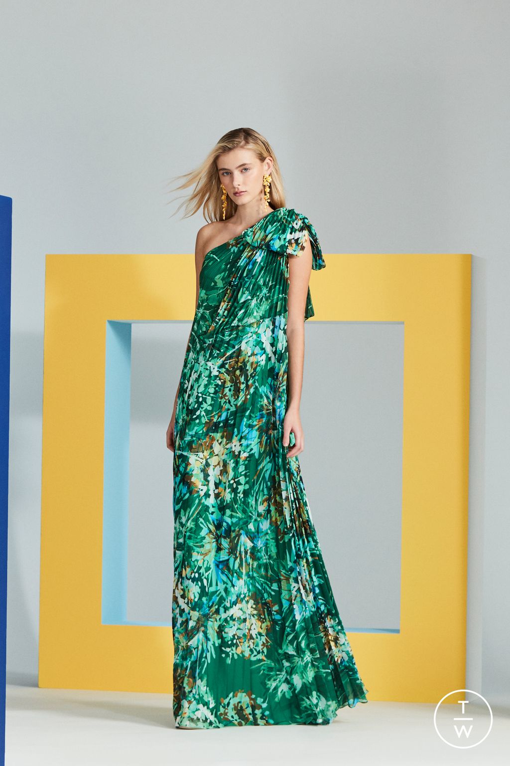 Fashion Week New York Pre-Fall 2023 look 8 from the Badgley Mischka collection womenswear