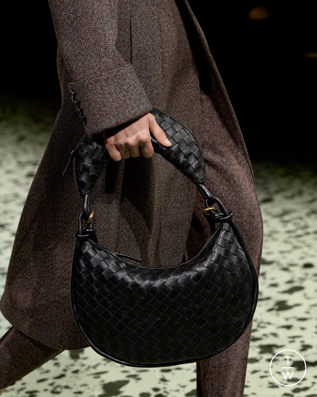 Fashion Week Milan Fall/Winter 2023 look 16 from the Bottega Veneta collection 女装配饰