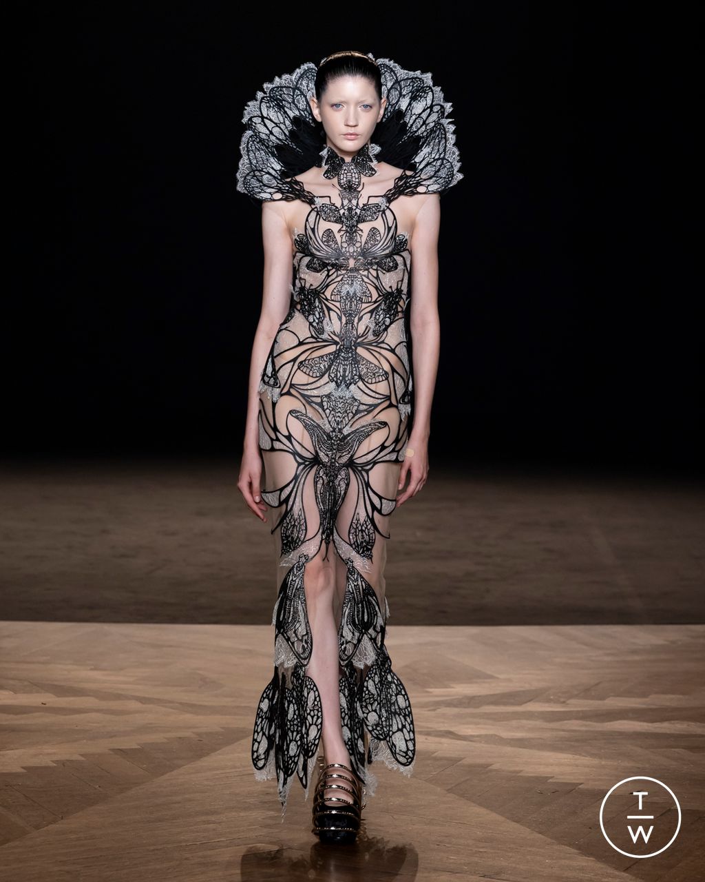 Fashion Week Paris Fall/Winter 2025 look 8 from the Iris Van Herpen collection 高级定制