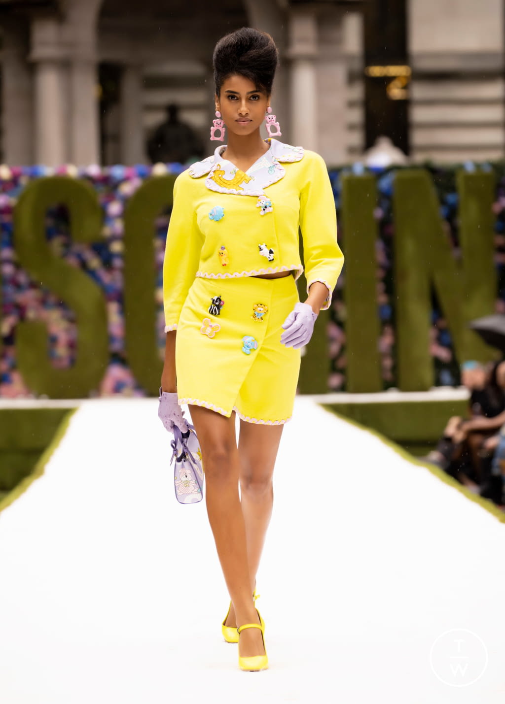 Fashion Week New York Spring/Summer 2022 look 9 de la collection Moschino womenswear