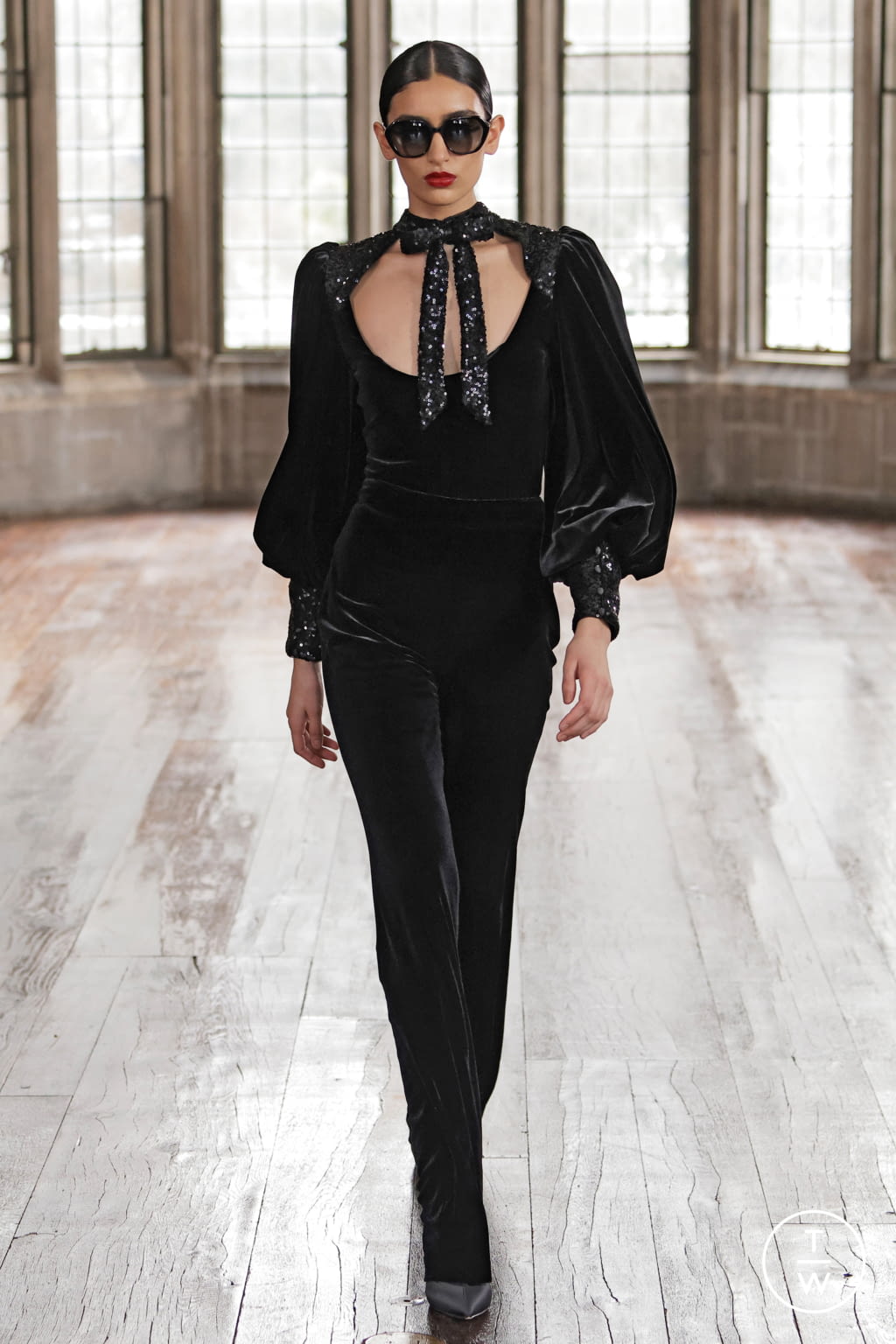 Fashion Week New York Fall/Winter 2022 look 9 from the Badgley Mischka collection womenswear