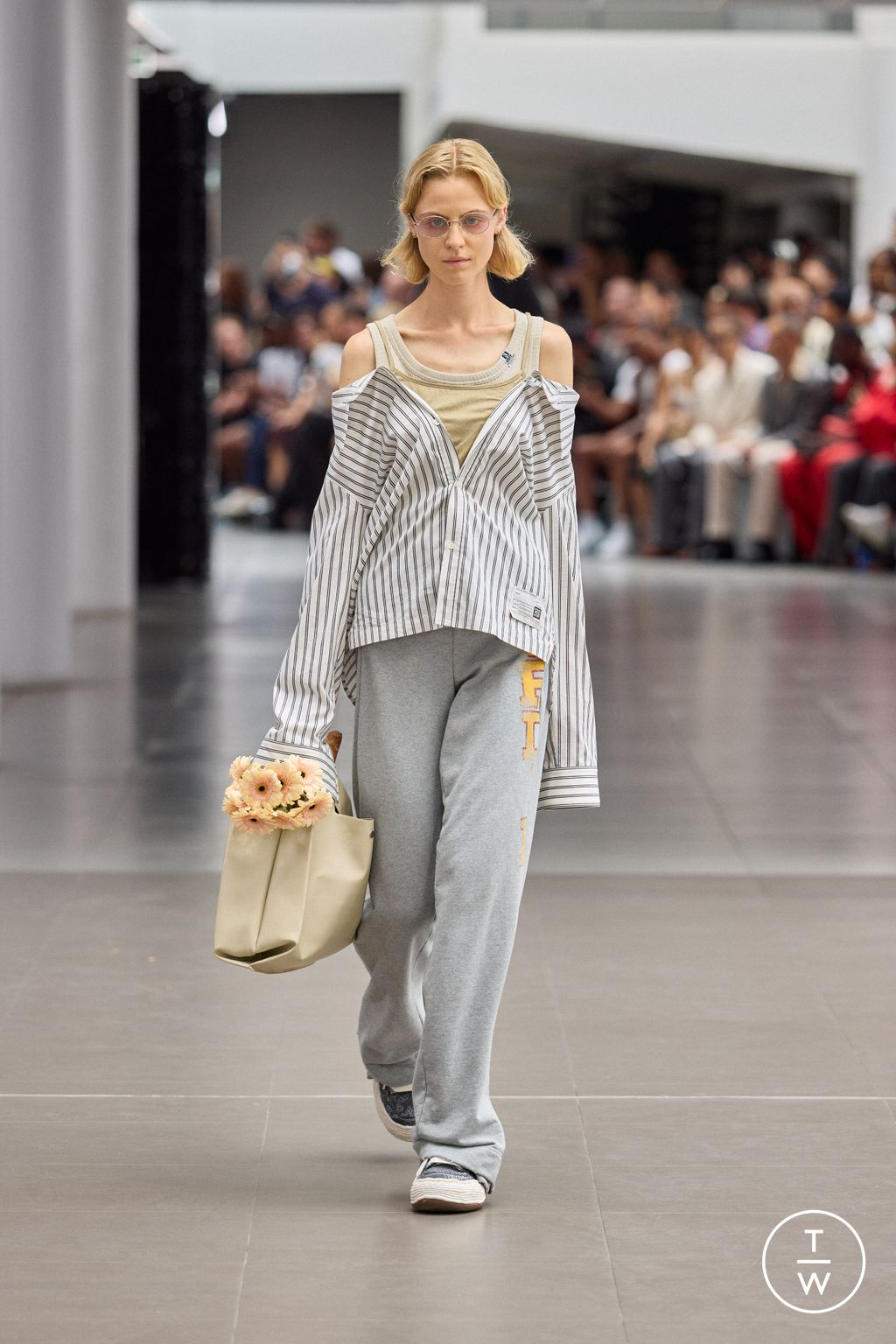 Fashion Week Paris Spring/Summer 2026 look 9 de la collection Maison Mihara Yasuhiro menswear