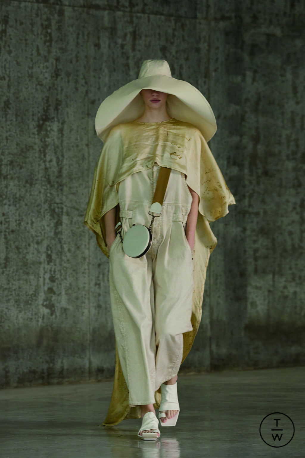 Fashion Week Paris Spring/Summer 2022 look 9 from the Uma Wang collection womenswear