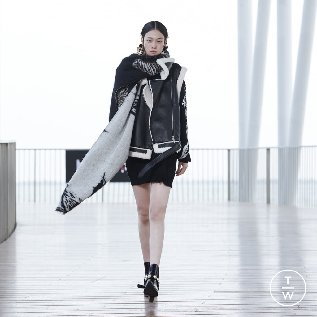 Fashion Week Paris Fall/Winter 2021 look 12 de la collection Masha Ma womenswear