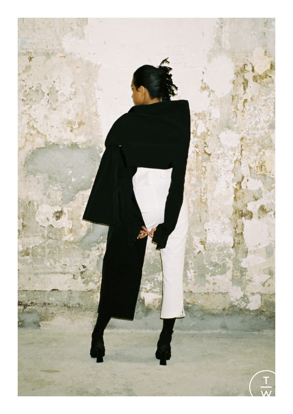 Fashion Week Paris Fall/Winter 2022 look 9 from the ARTURO OBEGERO collection menswear