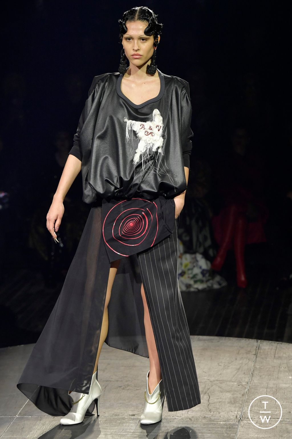 Fashion Week Paris Spring/Summer 2023 look 10 from the Andreas Kronthaler for Vivienne Westwood collection womenswear