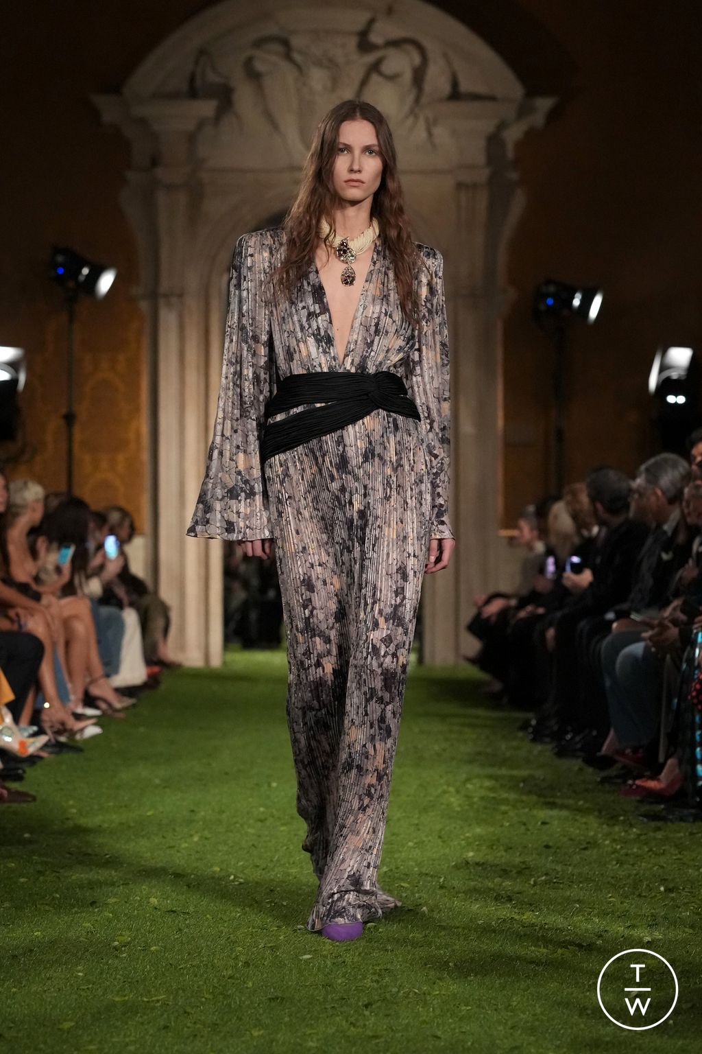 Fashion Week Paris Fall/Winter 2026 look 9 from the Valentino collection womenswear