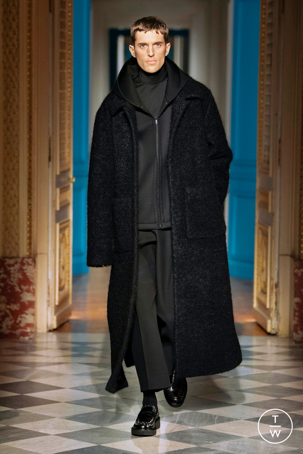 Fashion Week Paris Fall/Winter 2024 look 9 from the Valentino collection menswear