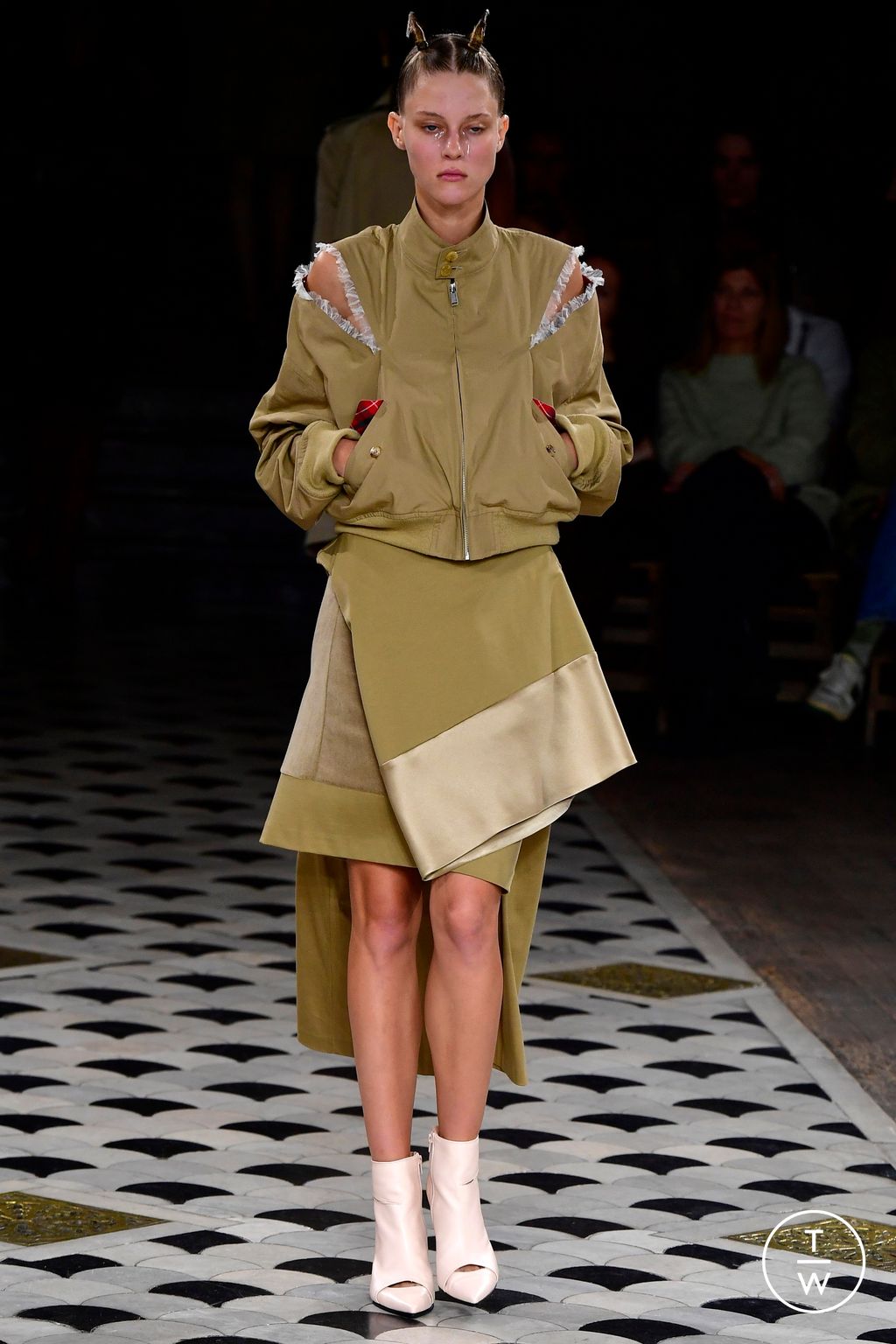 Fashion Week Paris Spring/Summer 2023 look 28 from the Undercover collection womenswear