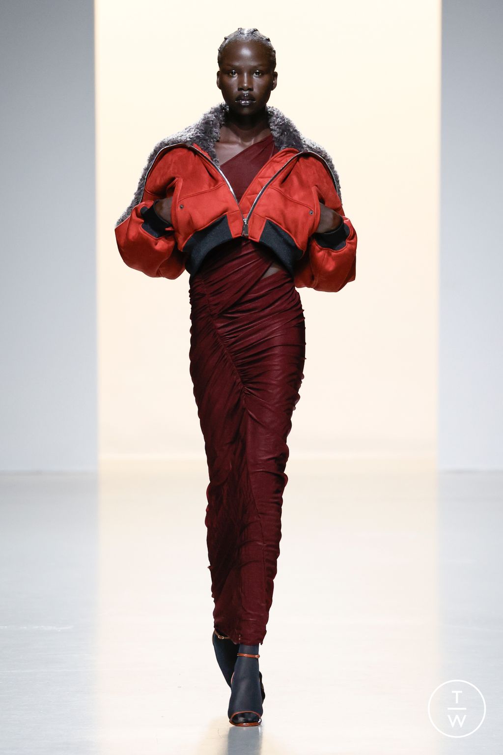 Fashion Week Paris Fall/Winter 2024 look 1 de la collection Atlein womenswear