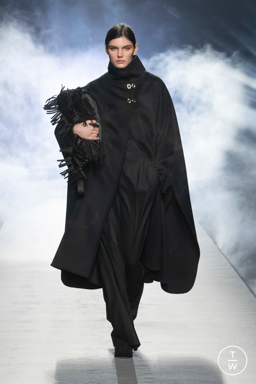 Fashion Week Milan Fall/Winter 2021 look 1 de la collection Alberta Ferretti womenswear