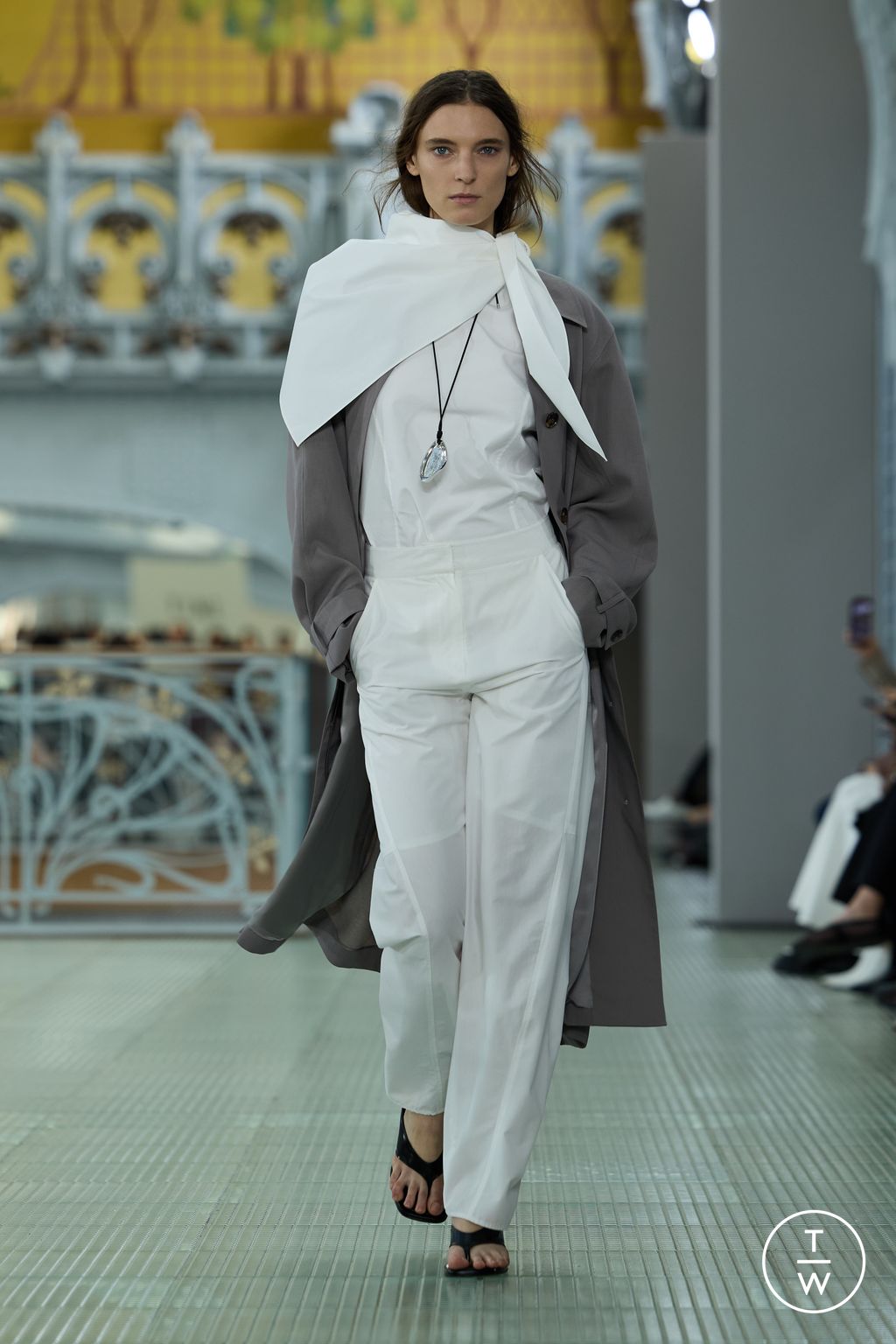 Fashion Week Paris Spring/Summer 2026 look 1 de la collection Time womenswear