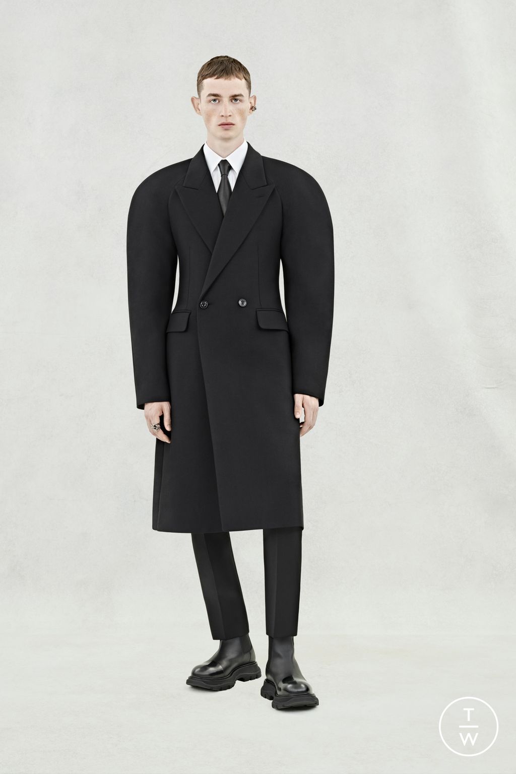 Fashion Week London Spring/Summer 2024 look 1 from the Alexander McQueen collection menswear