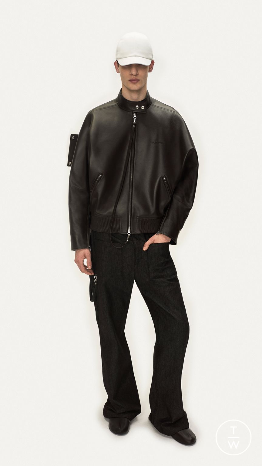 Fashion Week Paris Pre-Fall 2025 look 1 de la collection Courrèges womenswear