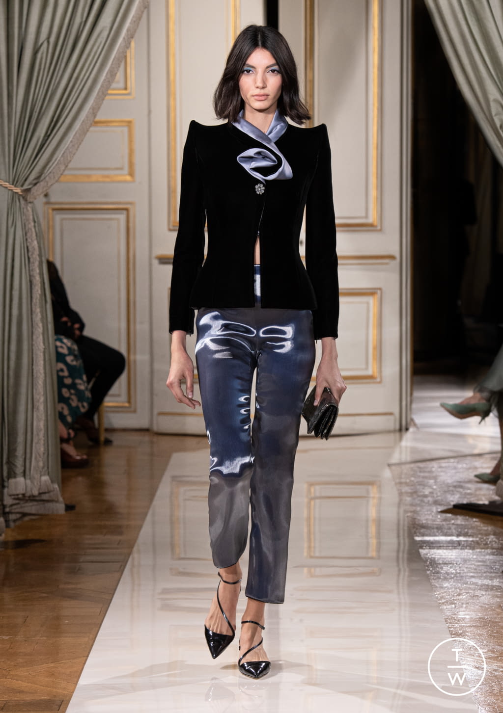 Fashion Week Paris Fall/Winter 2021 look 1 from the Giorgio Armani Privé collection couture