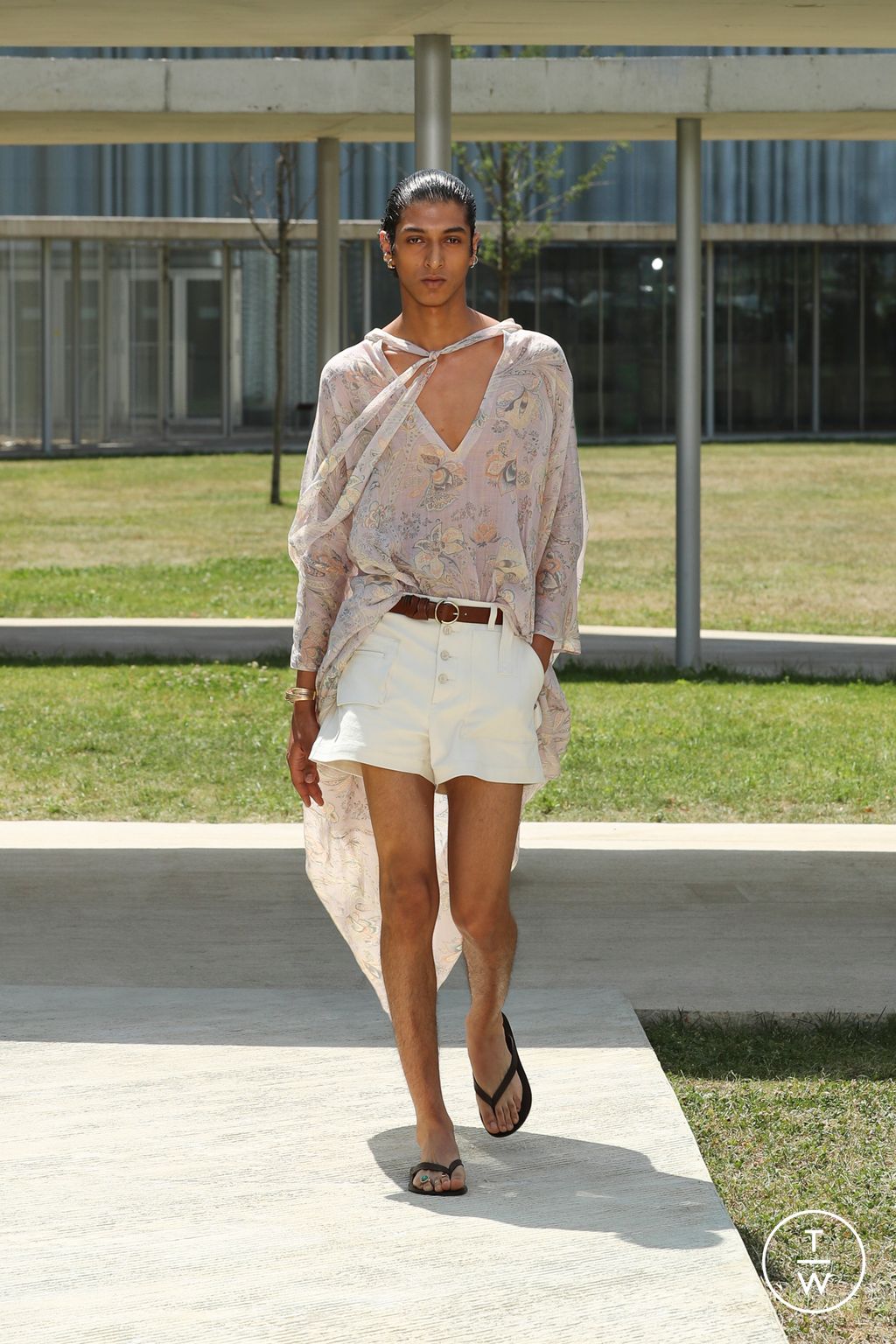 Fashion Week Milan Spring/Summer 2023 look 1 de la collection Etro menswear