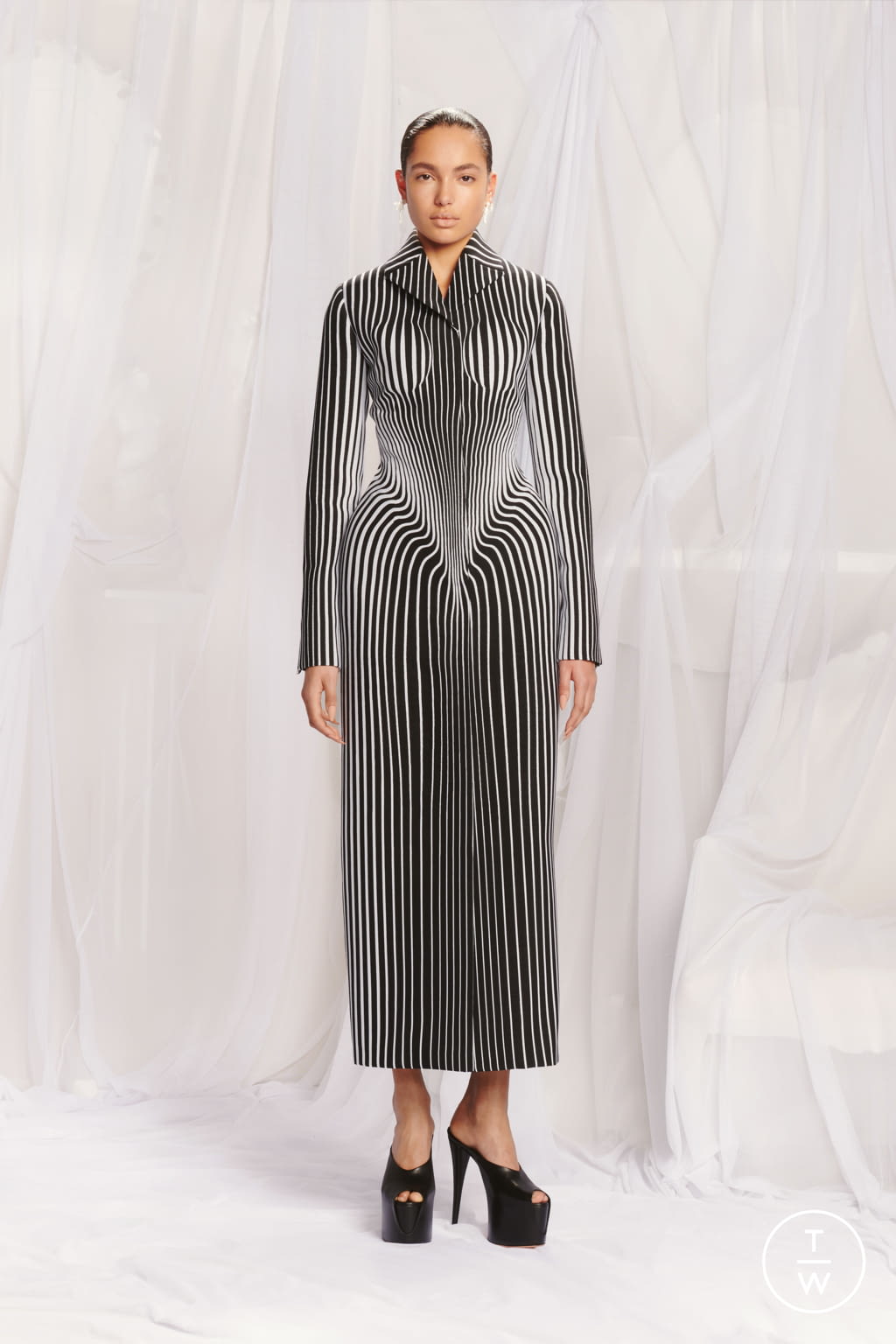 Fashion Week Paris Spring/Summer 2022 look 1 de la collection Jean Paul Gaultier couture