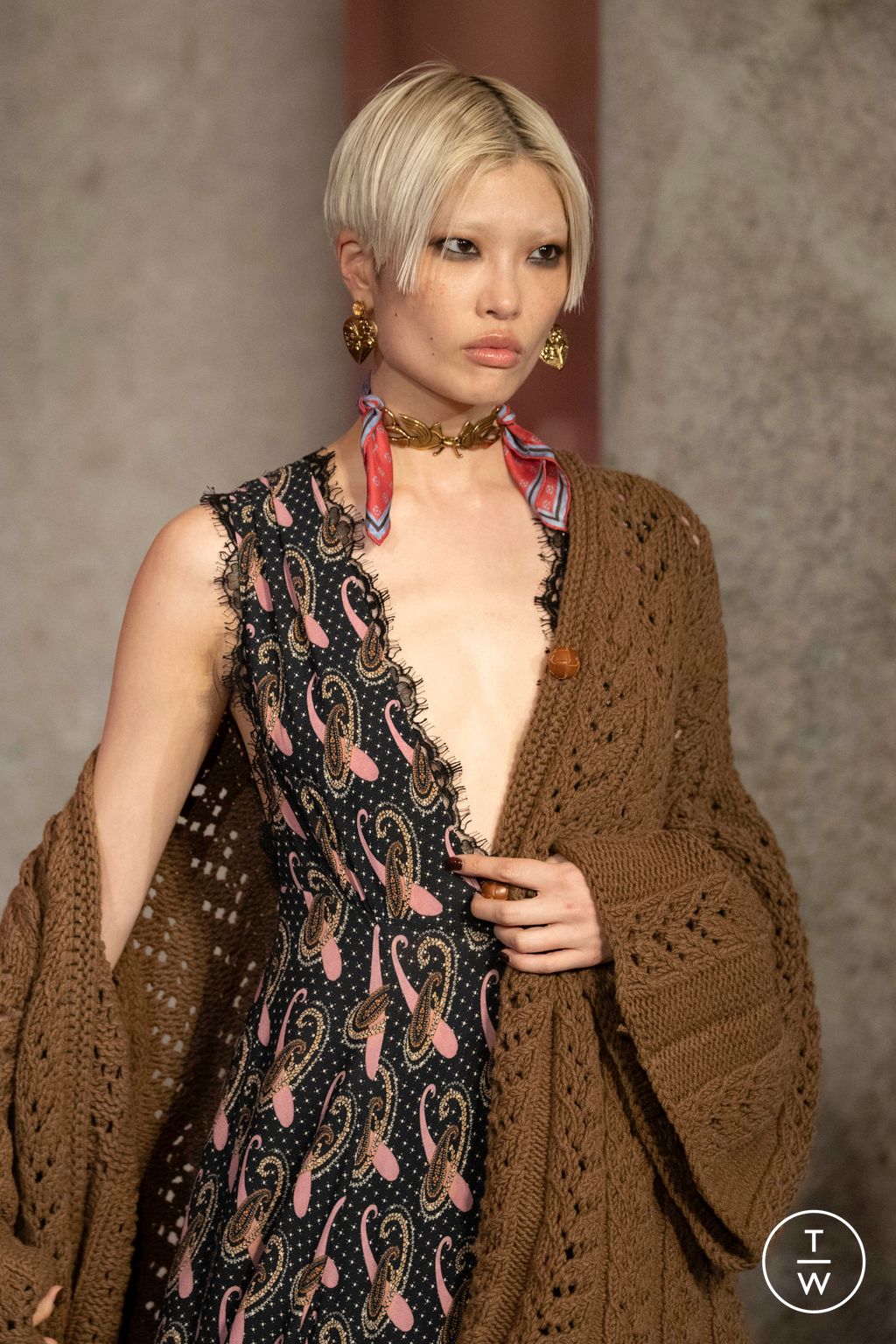 Fashion Week Milan Fall/Winter 2023 look 7 from the Etro collection 女装配饰