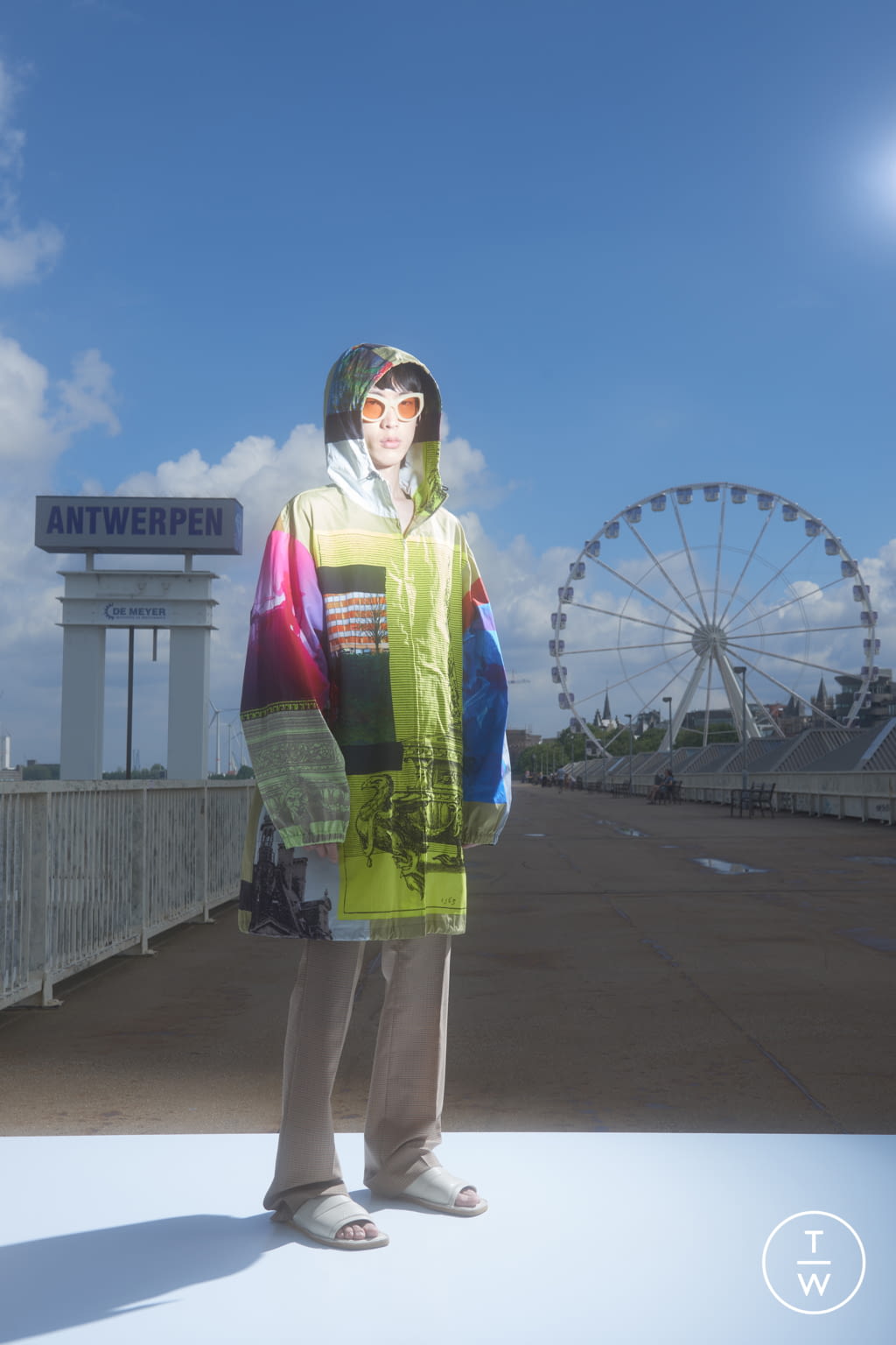 Fashion Week Paris Spring/Summer 2022 look 1 from the Dries Van Noten collection menswear