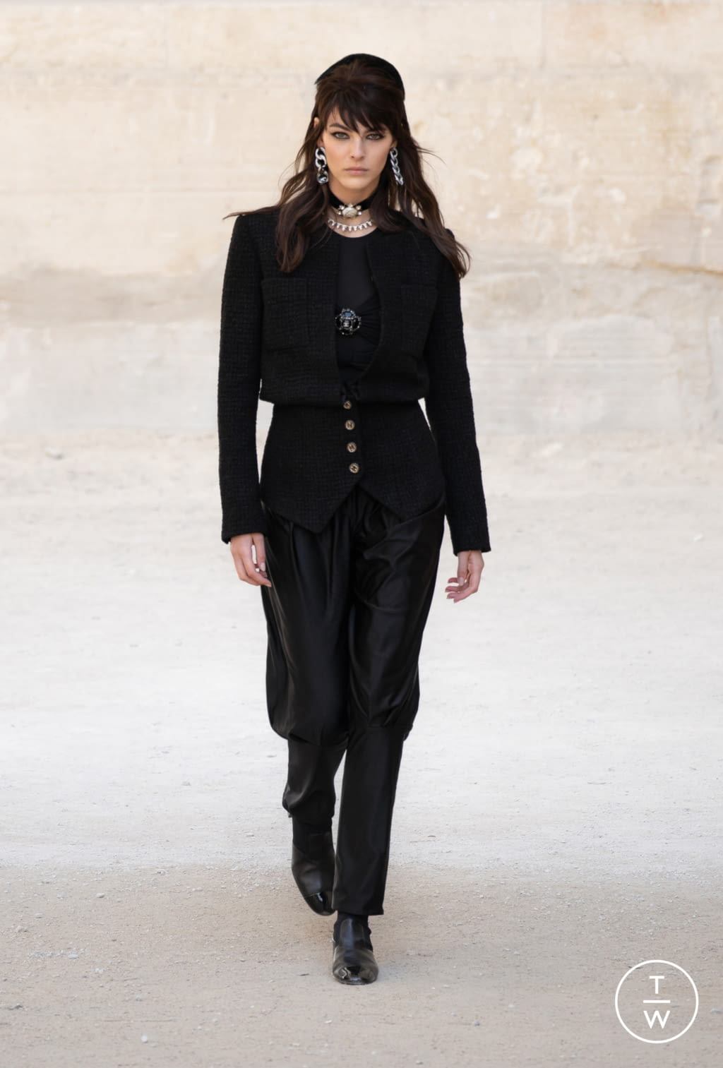 Fashion Week Paris Resort 2022 look 1 de la collection Chanel womenswear